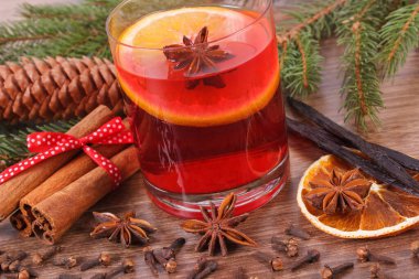 Noel için sıcak şarap ya da kış akşamı ahşap kalas, ladin dalları ve baharatlar, vanilyalı vanilyalı karanfil ve taze portakal.