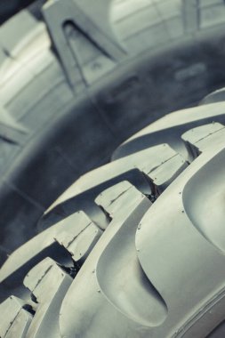 Araç, traktör veya diğer endüstriyel ve tarım makinelerinde kullanılan siyah lastikler