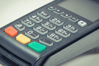 Ödeme terminali, kredi kartı okuyucu nakit ödemede kullanıyor. Finans ve bankacılık kavramı