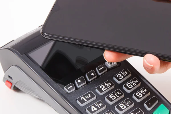 Mobiltelefon Vagy Okostelefon Fizetési Terminállal Hitelkártya Olvasó Pénztelen Fizetség Vásárlásért — Stock Fotó