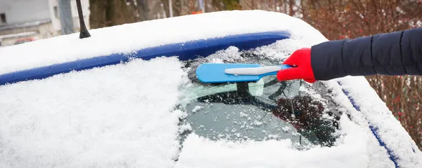 Hand Using Brush Remove Snow Car Windscreen Winter Problems Transportation — Stock Photo, Image