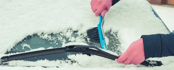 用手刷子 把雪从汽车和挡风玻璃上移开 运输方面的冬季问题 — 图库照片