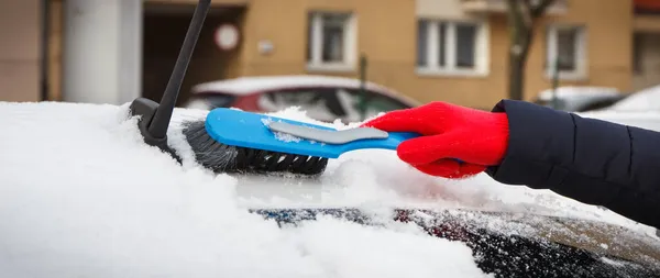 Ręka Pomocą Szczotki Usunąć Śnieg Samochodu Szyby Przedniej Problemy Zimowe — Zdjęcie stockowe