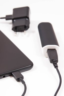 Dış siyah enerji bankası ya da elektrik şarjı şarjı boş akıllı telefon ya da cep telefonu bataryası. Beyaz arkaplan