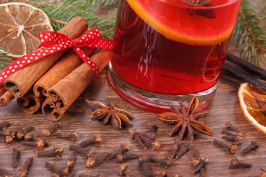 Noel için sıcak şarap ya da kış akşamı ahşap kalas, ladin dalları ve baharatlar, vanilyalı vanilyalı karanfil ve taze portakal.