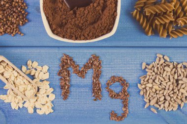 Yazı, magnezyum, vitamin ve mineral içeren MG ve doğal malzemeler. Sağlıklı beslenme