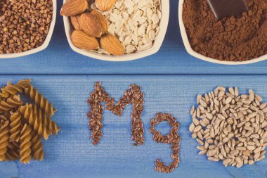 Yazı, magnezyum, vitamin ve mineral içeren MG ve doğal malzemeler. Sağlıklı beslenme