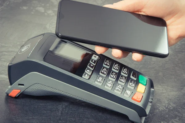 Kredi Kartı Okuyucu Cep Telefonunu Nakit Ödemelerde Kullanıyor Ödeme Terminali — Stok fotoğraf