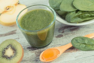Ispanak, elma ve kividen taze hazırlanmış kokteyl. Kaynak vitaminler ve mineraller. Sağlıklı beslenme