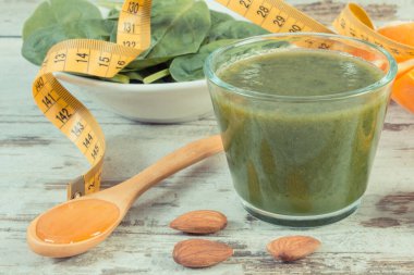 Ispanak, elma, kivi ve portakaldan taze hazırlanmış kokteyl. Kaynak vitaminler ve mineraller. Zayıflama ve sağlıklı beslenme