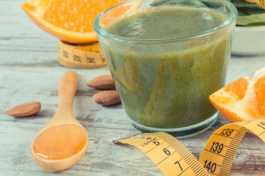 Ispanak, elma, kivi ve portakaldan taze hazırlanmış kokteyl. Kaynak vitaminler ve mineraller. Zayıflama ve sağlıklı beslenme