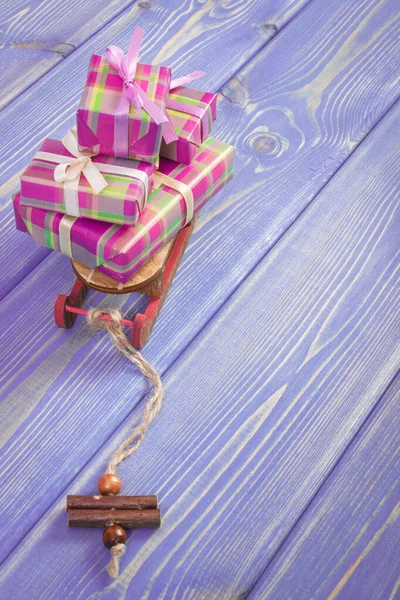 Ξύλινο Έλκηθρο Και Τυλιγμένα Δώρα Πολύχρωμο Κορδέλες Για Χριστούγεννα Άλλης — Φωτογραφία Αρχείου