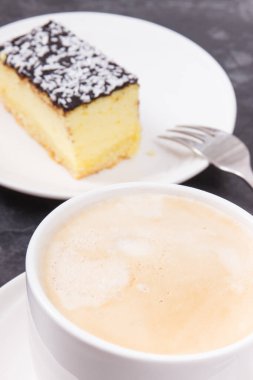 Sütlü kahve ve taze pişmiş peynirli kek. Tatlı nefis.