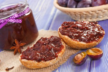 Taze sandviç Erik marmelat ya da reçel, sağlıklı tatlı snack, Kahvaltı veya tatlı kavramı ile hazırlanmış