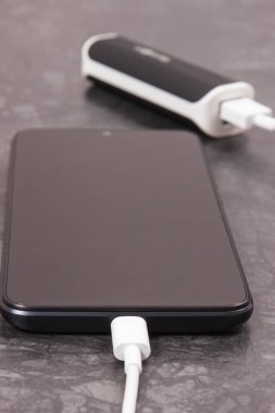 Dış siyah enerji bankası boş akıllı telefon veya cep telefonunu şarj ediyor