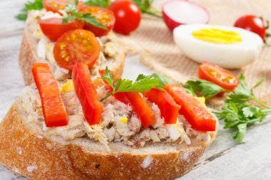 Sandviç ya da uskumru ya da ton balığı ezmeli baget, sağlıklı beslenme.