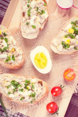 Vintage Fotoğraf, gevrek baget veya ev yapımı uskumru veya ton balığı sandviç yapıştırmak, sağlıklı beslenme kavramı