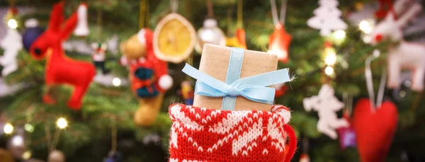 Presente Embrulhado Com Fita Para Natal Meia Vermelha Árvore Natal — Fotografia de Stock