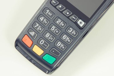Ödeme terminali, kredi kartı okuyucu nakit ödemede kullanıyor. Finans ve bankacılık kavramı