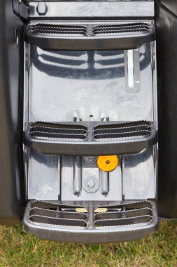 Kabin girişine doğru yürü. Kamyonda şoför merdiveni. Ulaşım. Ayrıntı ve aracın parçası