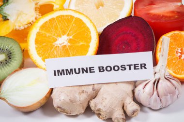 Yazılı bağışıklık güçlendirici ve sebzeli taze olgun meyveler. Doğal, sağlıklı vitaminler ve mineraller. Covid-19 zamanlarında faydalı yiyecekler