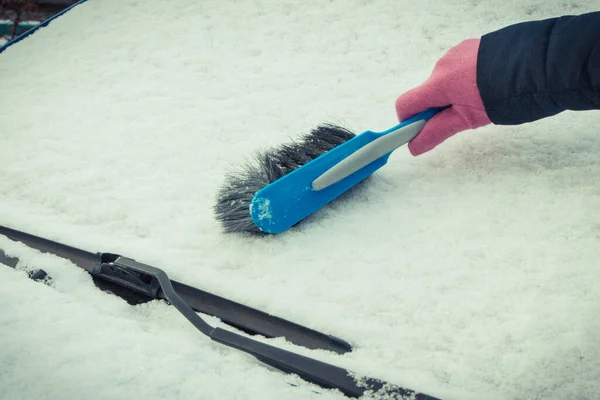 Hände Mit Pinsel Und Schnee Von Auto Und Windschutzscheibe Entfernen — Stockfoto