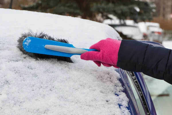 Hand Der Frau Mit Pinsel Und Schnee Von Auto Und — Stockfoto