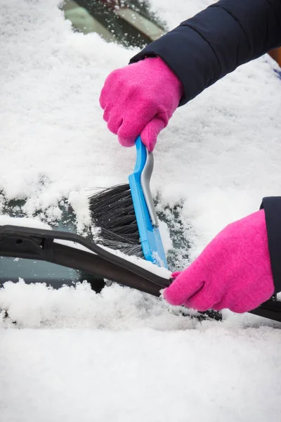 Hand Der Frau Mit Pinsel Und Schnee Von Auto Und — Stockfoto