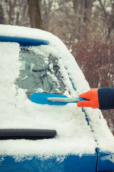 Ręka Pomocą Szczotki Usunąć Śnieg Samochodu Szyby Przedniej Problemy Zimowe — Zdjęcie stockowe