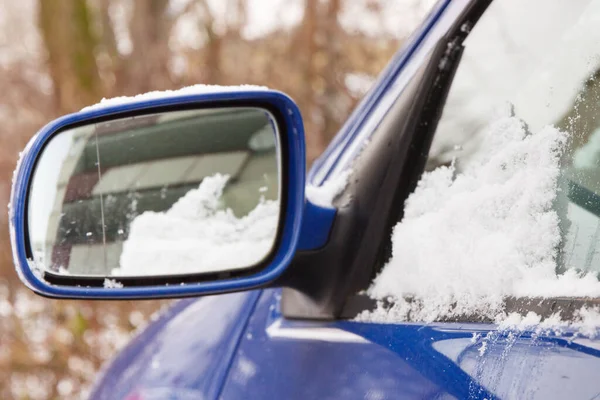 車のフロントガラスとミラーカバー雪 輸送における冬の問題 — ストック写真