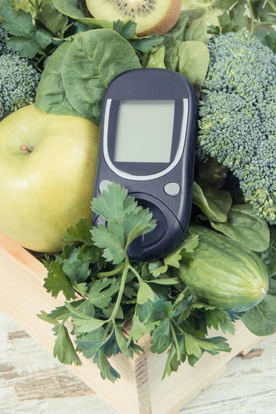 Glükométer Ellenőrzésére Cukorszint Zöld Természetes Gyümölcsök Zöldségekkel Testméregtelenítés Egészséges Táplálkozás — Stock Fotó