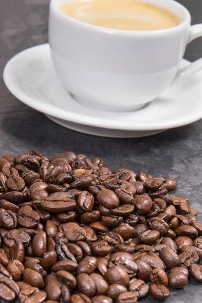 Donker Gebrande Geurige Koffiegranen Witte Kop Koffie Met Melk Achtergrond — Stockfoto