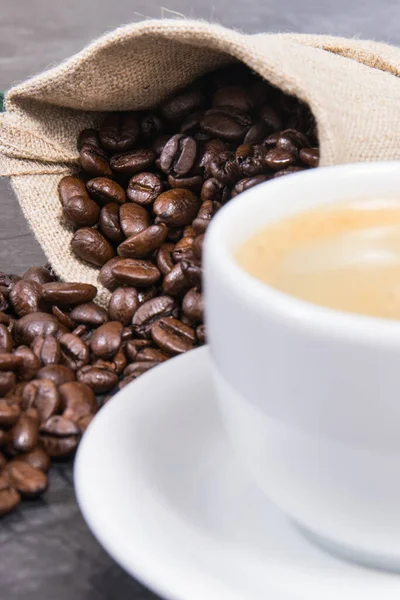 커피와 액즙이 원두를 — 스톡 사진