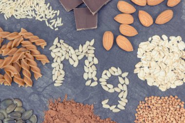 Magnezyum içeren besleyici yiyecekler. Kaynak olarak sağlıklı besin doğal vitaminler, mineraller ve beslenme lifleri