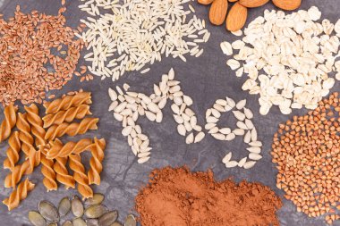 Yazıt MG ve magnezyum içeren besleyici yiyecekler. Kaynak olarak sağlıklı besin doğal vitaminler, mineraller ve beslenme lifleri