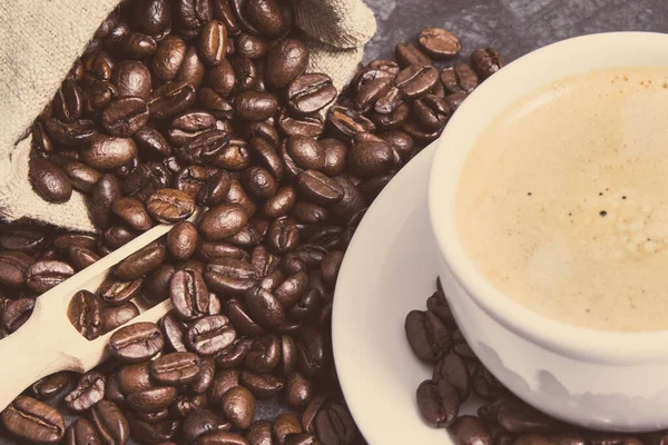 Witte Glazen Kop Koffie Gebrande Donkere Geurige Koffiekorrels — Stockfoto