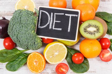 Taze meyve ve sebzeler sağlıklı doğal mineraller ve vitaminler içerir. Diyet ve zayıflatma konsepti