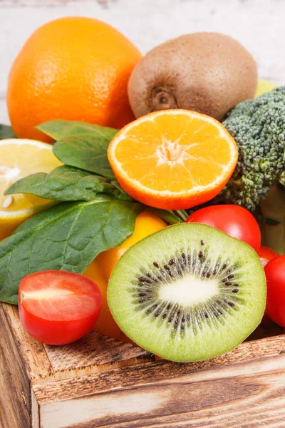 Vruchten Met Groenten Houten Doos Als Levensmiddel Met Natuurlijke Mineralen — Stockfoto