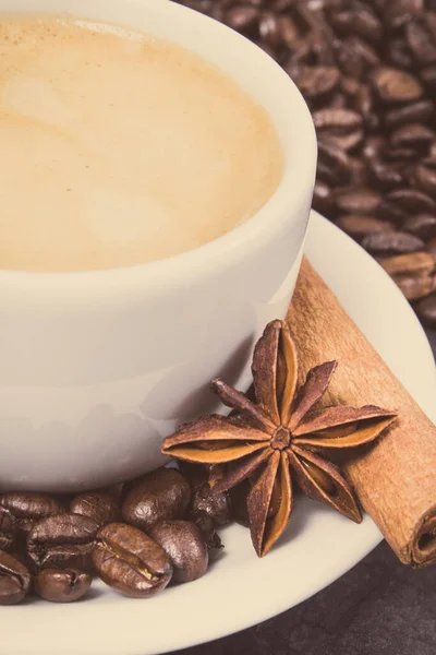 白杯咖啡和带调味料的烤香咖啡豆 — 图库照片