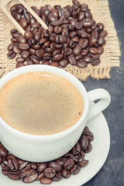 Koffie Witte Beker Gebrande Geurige Koffiebonen — Stockfoto