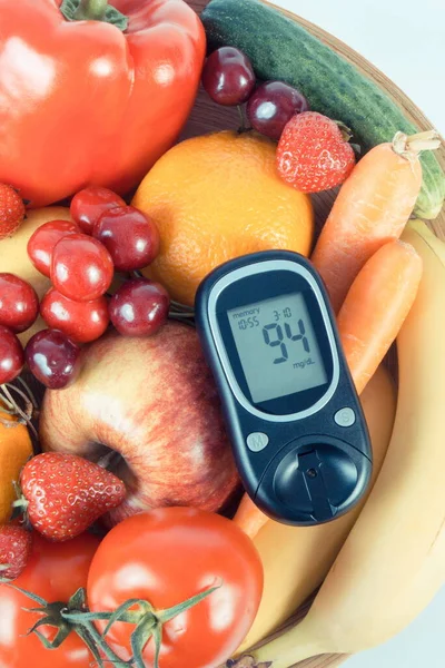 Miernik Glukozy Sprawdzania Pomiaru Poziomu Cukru Oraz Świeżych Zdrowych Owoców — Zdjęcie stockowe