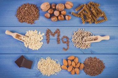 Yazı, magnezyum, vitamin ve mineral içeren MG ve malzemeler. Sağlıklı beslenme