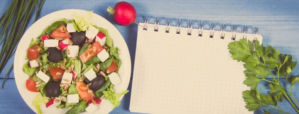 Färsk Grekisk Sallad Med Fetaost Och Anteckningsblock För Anteckningar Hälsosam — Stockfoto