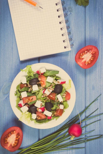 Feta Peynirli Defterli Taze Yunan Salatası Sağlıklı Beslenme — Stok fotoğraf
