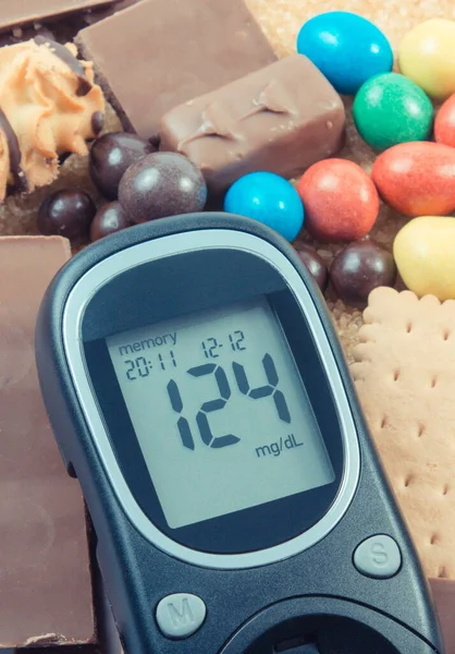 Glükométer Rossz Eredménnyel Mért Cukorszint Egy Halom Édességet Tartalmazó Sok — Stock Fotó