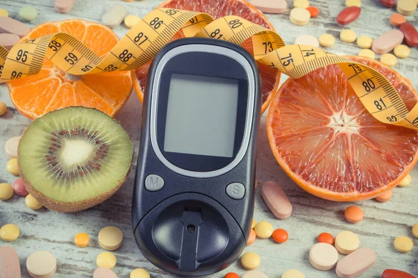 Şeker Seviyesini Ölçmek Için Glukometre Taze Doğal Meyve Ilaç Meyve — Stok fotoğraf