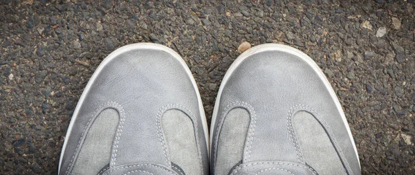 在沥青路面或人行道上舒适的休闲灰色皮鞋 男式鞋袜 — 图库照片