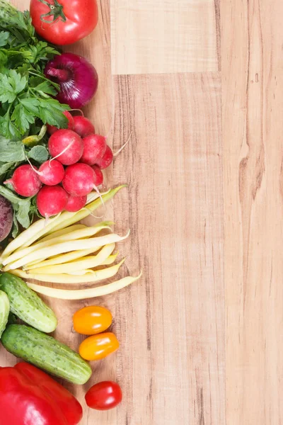 Doğal vitamin içeren taze sebzeler gibi. Sağlıklı yaşam tarzları ve beslenme. Metin için yer