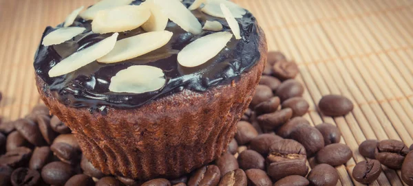 Magdalenas Caseras Recién Horneadas Con Chocolate Café Almendras Secas Rodajas — Foto de Stock