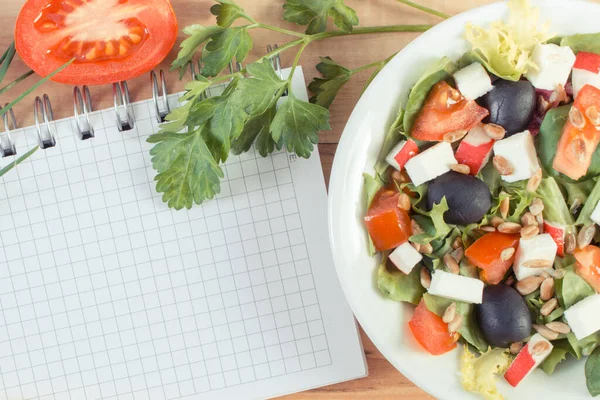 Frissen Elkészített Görög Saláta Feta Sajttal Jegyzettömbbel Egészséges Táplálkozás — Stock Fotó